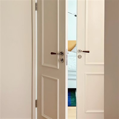 Enobarvna lakirana vrata po meri